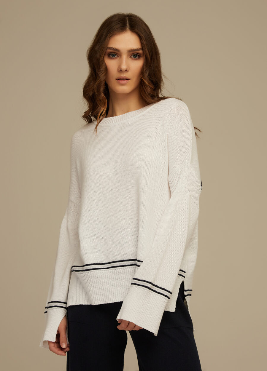 JUMPER WHITE with the inscription on the back 