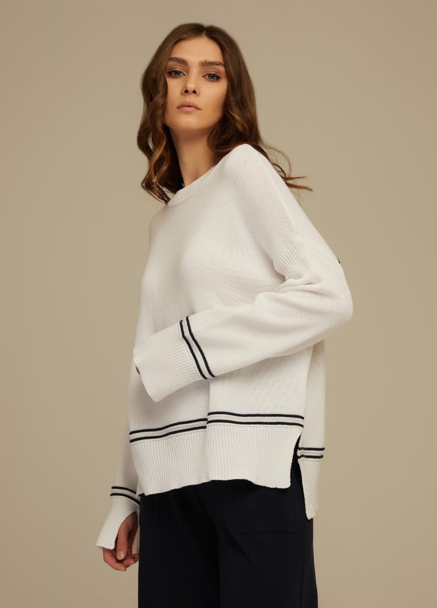 JUMPER WHITE with the inscription on the back 
