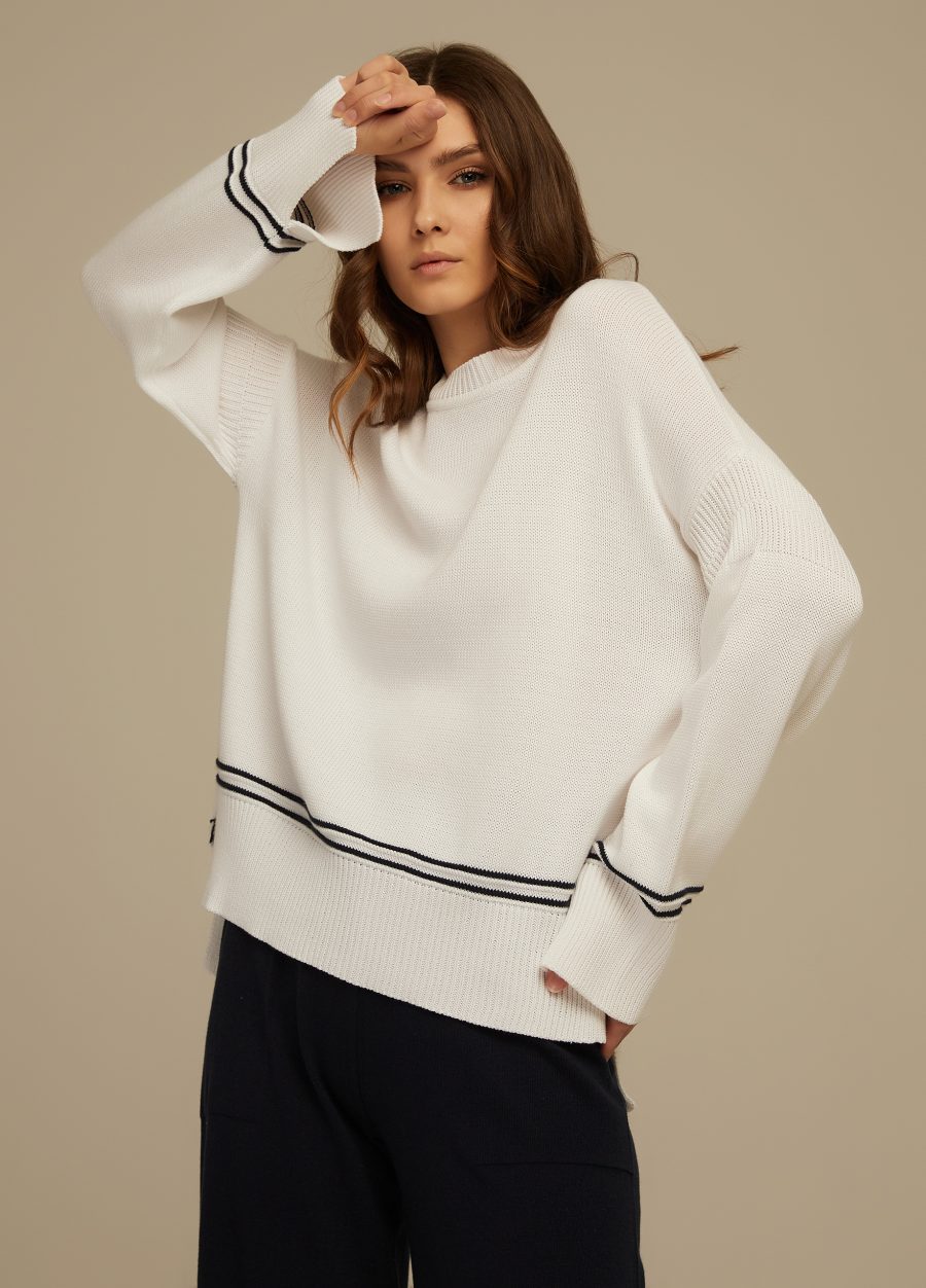 JUMPER WHITE with the inscription on the back 