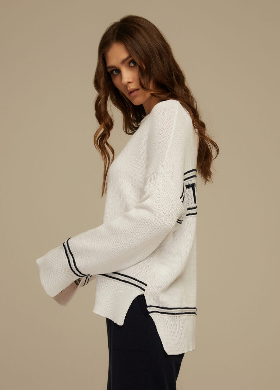 JUMPER WHITE with the inscription on the back 
