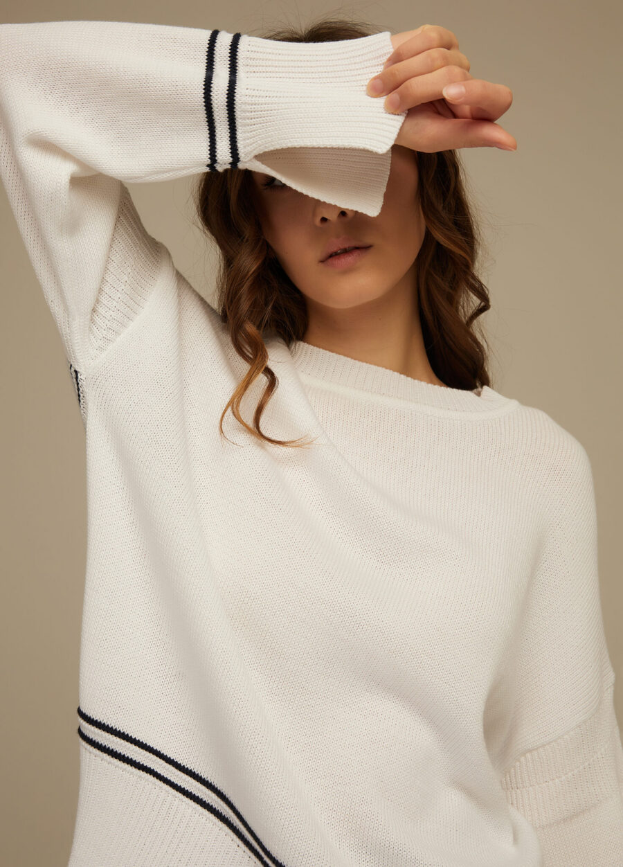 JUMPER WHITE with the inscription on the back 