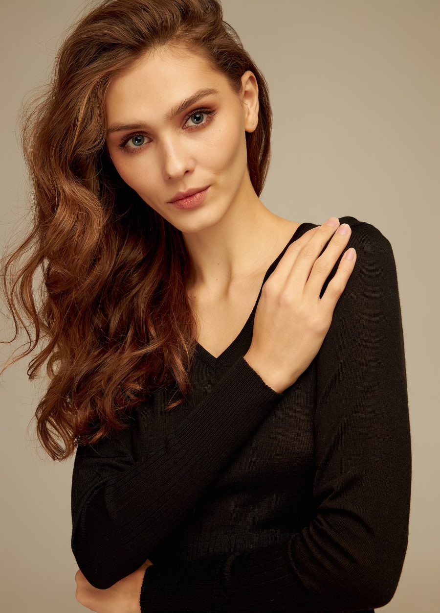 JUMPER BLACK v-neck MIRRA-Collections_Essentials_2