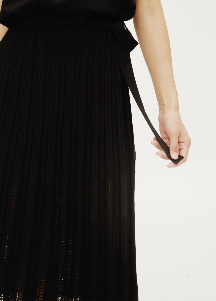 Black dress with perforations and short sleeves 5055-Collections_Dresses_8