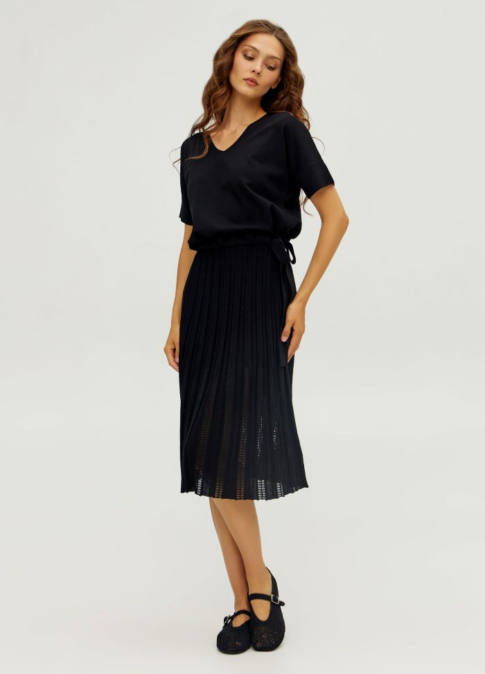 Black dress with perforations and short sleeves 5055